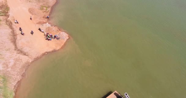 Bir Feribot Ulaşma Hava Statik Görünüm Banka Taşıma Yolcu Motosiklet — Stok video