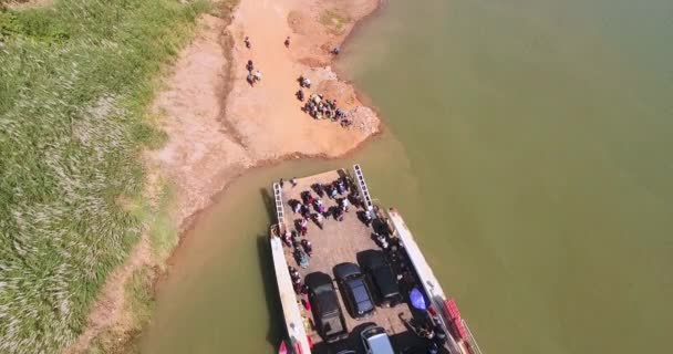 Vista Aérea Estática Los Vehículos Motocicletas Están Conduciendo Fuera Ferry — Vídeos de Stock