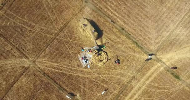 surgissant des agriculteurs battant du riz avec une machine directement dans le camion 