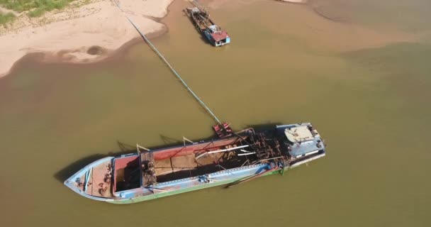 Tiro Drone Aéreo Voar Sobre Uma Operação Bombeamento Areia Barcos — Vídeo de Stock