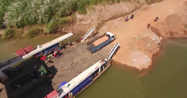 Statische Luftaufnahme Von Lastkraftwagen Und Motorrädern Die Von Einer Fähre — Stockvideo