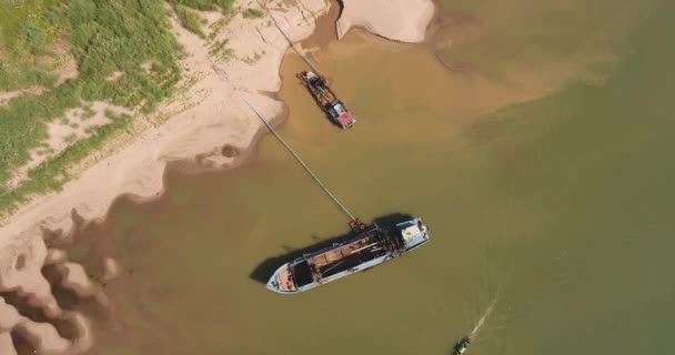 Levantando Uma Operação Bombeamento Areia Barcos Dragagem Através Tubo Plástico — Vídeo de Stock