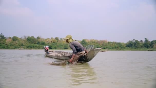 Рибалка Розкопаному Каное Ловить Креветки Приманюючи Сітку Штовхаючи Глибше Річку — стокове відео