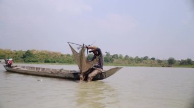 Sığınağın Kano çekerek içinde fisher net net mola ve daha derin bir nehir iterek karides, alıcı nehirden, damla