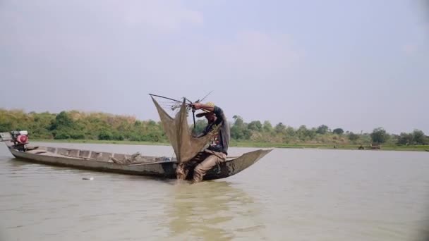 在独木舟上的渔民把落网从河里拉出来 诱饵网 把它推得更深 — 图库视频影像