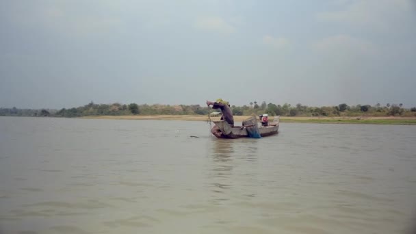 Pêcheur Pirogue Pirogue Tirant Filet Dérivation Rivière Attrapant Des Crevettes — Video