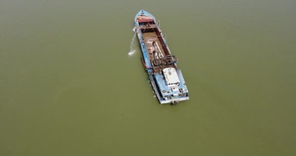 Drohnenschuss Aus Der Luft Auf Flussbett Mit Sand Auf Baggerboot — Stockvideo