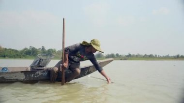 Fisher çekerek damla karides yakalamak ve tekrar yeni bir av için net mola nehir dışında net