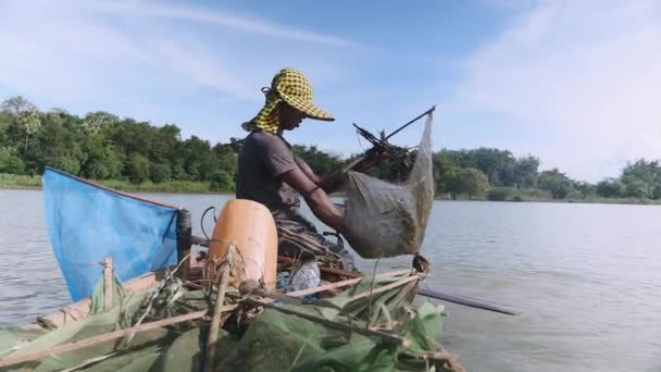 Pescador Puxando Gota Rede Para Fora Rio Captura Camarões Isca — Vídeo de Stock