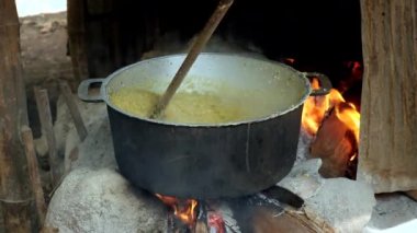 yeşil fasulye bir tahta sopa kullanarak bir tencereye karıştırarak kadın (yakın) 