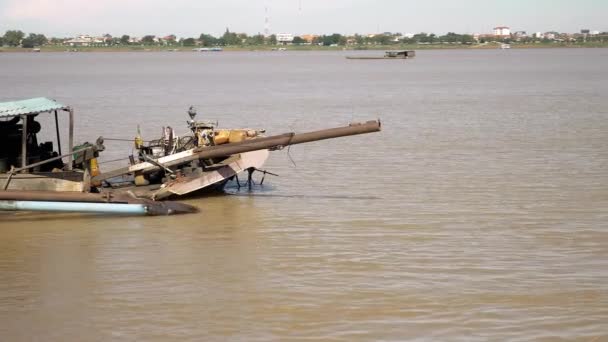 Vista Popa Barco Dragado Que Lleva Una Máquina Bombeo Arena — Vídeo de stock