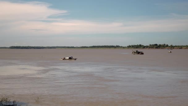 Tradicional Lancha Pesca Descendo Rio Barco Dragagem Como Pano Fundo — Vídeo de Stock