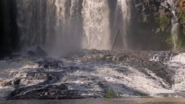 Náklon Nahoru Působivý Vodopád Detailní Záběr — Stock video