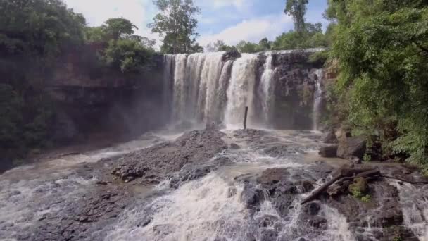 Close Van Een Indrukwekkende Waterval Maken Deken Van Mist — Stockvideo