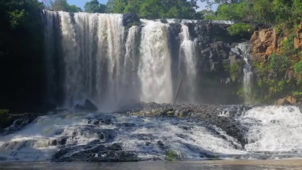 Close Van Een Indrukwekkende Waterval Zonnige Dag — Stockvideo