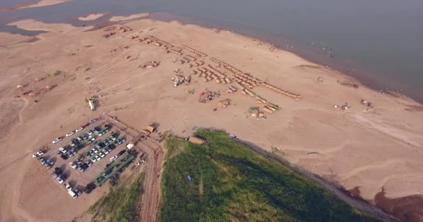 Overhead Drone Straw Huts Wooden Bungalows Spread Sand Beach — Stock Video