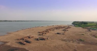 Hava dron vurdu: sinek üzerinde saman kulübeleri ve ahşap bungalov yaymak üzerinde kum plaj