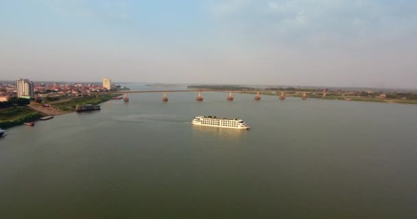 Luftaufnahme Einer Flusskreuzfahrt Die Den Hafen Der Stadt Verlässt Brücke — Stockvideo