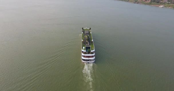 Riprese Aeree Inclinabili Una Crociera Fluviale Sul Fiume Mekong — Video Stock
