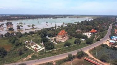 Hava dron vurdu: sel suları bastığında tarafından çevrili bir geleneksel pagoda üzerinden uçmak