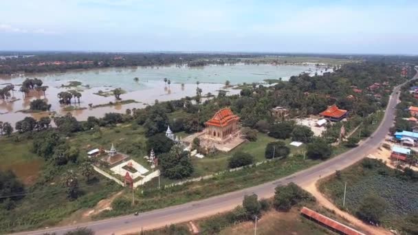 Drone Aereo Sorvolate Una Pagoda Tradizionale Circondata Acque Alluvionali — Video Stock