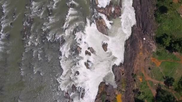 オーバーヘッドのドローンは一連の滝とメコン川の急流でのショット  — 無料ストック動画