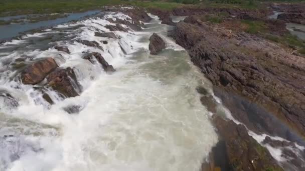 一連のカスケードの滝とメコン川の急流で飛行中に戻るを低 — ストック動画