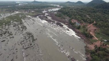Hava dron vurdu: dizi basamaklı şelale ve Mekong Nehri içinde rapids üzerinde sinek