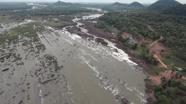 Повітряні Drone Постріл Літати Над Серії Каскадні Водоспади Пороги Річці — стокове відео