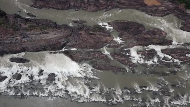 plan de drone aérien de plus de séries de cascades et de rapides en cascade dans le Mékong 