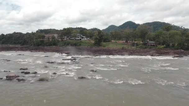 Hava Dron Vurdu Düşük Dizi Basamaklı Şelale Mekong Nehri Içinde — Stok video