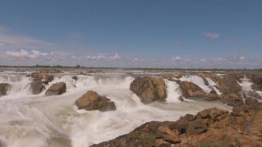 Hava dron vurdu: dizi basamaklı şelale ve Mekong Nehri içinde rapids üzerinde sinek