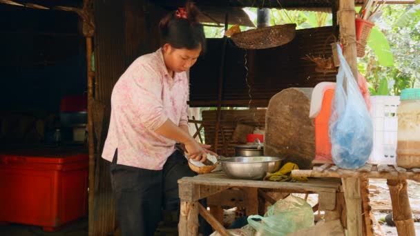 Mujer Raspando Coco Cerca — Vídeos de Stock