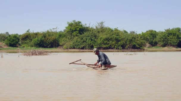 Pescador Cintura Profunda Agua Está Sacudiendo Eliminación Arena Cesta Empuje — Vídeos de Stock