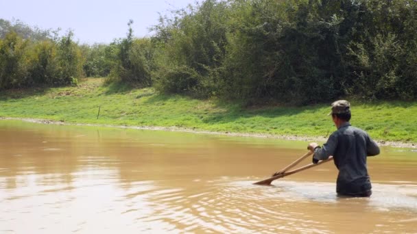 Pêcheur Utilisant Panier Poussoir Pour Traîner Sur Fond Sablonneux Lac — Video