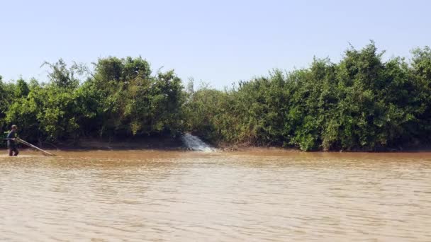 Pescador Utilizando Una Cesta Empuje Para Arrastrar Sobre Fondo Arenoso — Vídeos de Stock