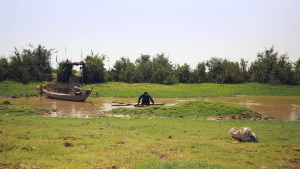 Fisher Nemen Push Mand Gevuld Met Kokkels Uit Water Wandelen — Stockvideo