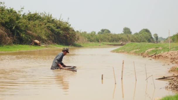 Pescatore Sta Scuotendo Rimuovere Sabbia Dal Cesto Spinta Trascinando Nuovo — Video Stock