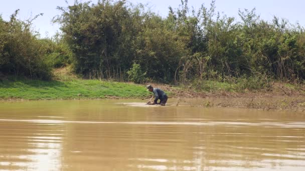 Pêcheur Taille Profonde Dans Eau Secoue Enlever Sable Panier Poussoir — Video