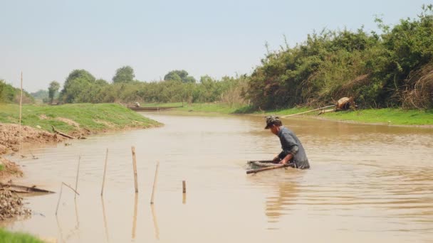 Pescador Está Sacudiendo Retirando Arena Cesta Empuje Arrastrando Nuevo Sobre — Vídeo de stock