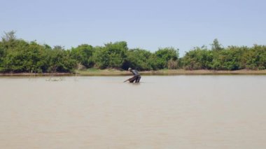 Fisher - bel-derin suda - sallayarak ve kum, itme sepetten kaldırma