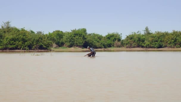 Fisher Fundo Cintura Água Está Tremendo Removendo Areia Cesta Empurrar — Vídeo de Stock