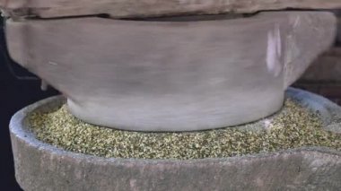 yeşil fasulye çektirmek millstone ele döndü kullanan bir kadın yakın çekim