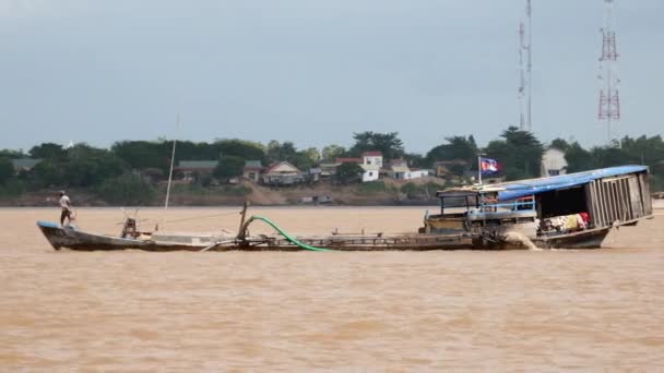 Κοντινό Πλάνο Της Βυθοκόρησης Σκάφος Λειτουργεί Στον Ποταμό Μεκόνγκ Για — Αρχείο Βίντεο