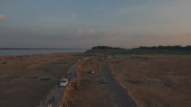 无人机射门 结束时 在湄公河上的竹桥上飞越交通堵塞 — 图库视频影像