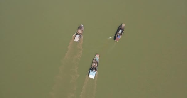 Olhando Para Baixo Para Barcos Dragagem Rio Bombeamento Areia Leito — Vídeo de Stock