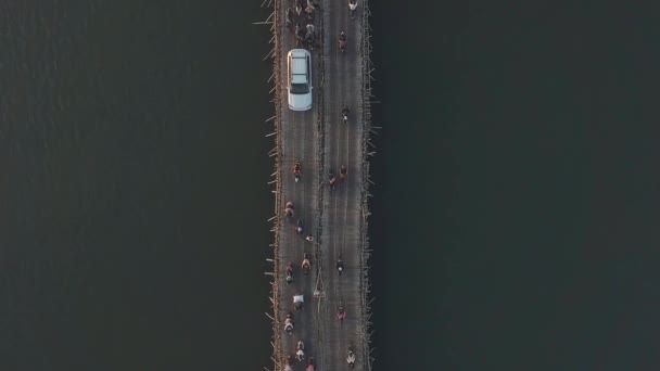 Overhead Drone Skott Trafikstockning Bambu Bron Över Mekongfloden Slutet Dagen — Stockvideo