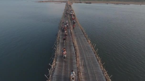ショット空中ドローン 低トラフィック飛ぶが 一日の終わりでメコン川に架かる竹の橋ジャム — ストック動画