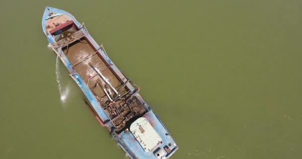 川は川底の砂をポンプ浚渫船のオーバーヘッド ドローン ショット — ストック動画