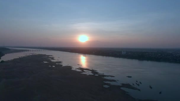 ショット空中ドローン 創発的砂州と夕焼けのメコン川で飛び 町を背景として — ストック動画